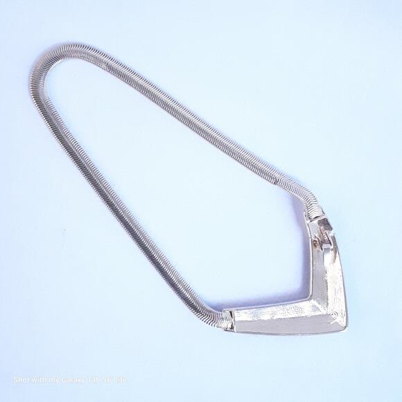 Trifari Necklace  Gold Tone Flat Snake Chain Navy Blue Enamel Hook Clasp Pendant - Picture 6 of 13